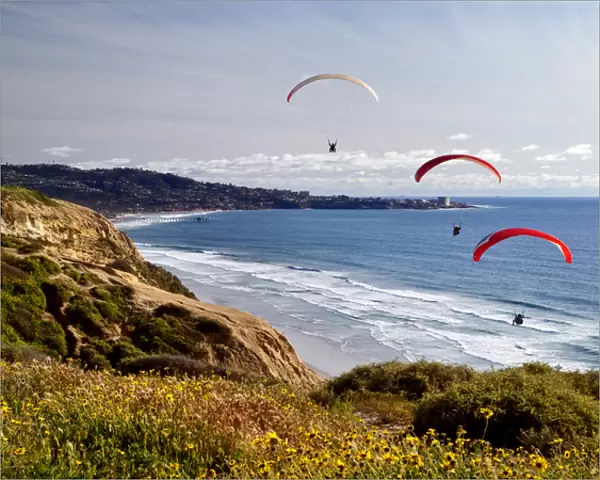 USA, California, La Jolla, Paragliders float toward La Jolla Shores