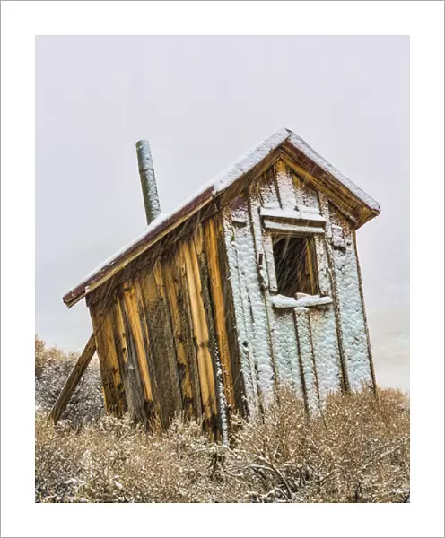 USA, California, Bodie. Solitary outhouse. Credit as: Don Paulson  /  Jaynes Gallery  /  DanitaDelimont