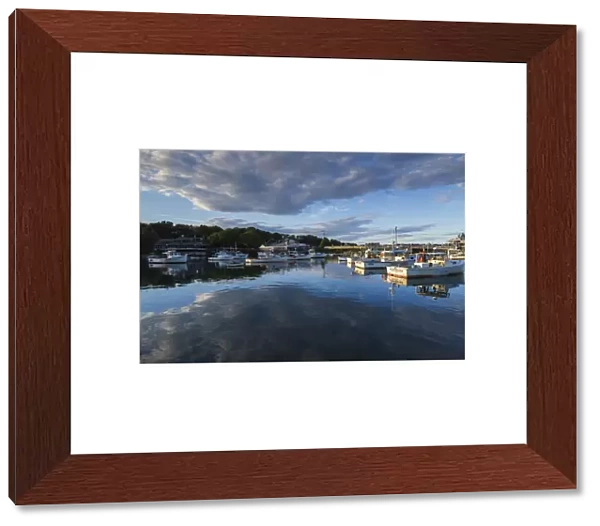 USA, Maine, Ogunquit, Perkins Cove, boats in a small harbor