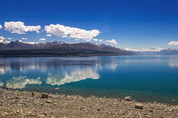 Lake Pukaki and Mount Cook in the Southern Alps, Canterbury, South Island, New Zealand