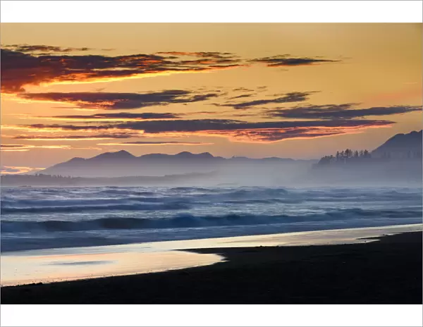 Canada, British Columbia, Tofino. Wickaninnish beach sunset