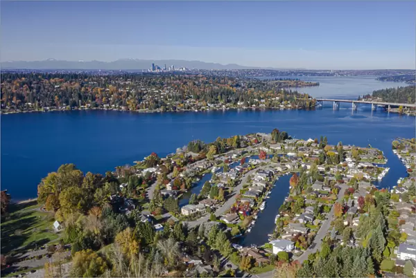 USA, Washington State, Bellevue. Lake Washington and SR520 floating bridge in autumn