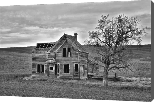 USA, Oregon, Dufur. Historic abandoned Nelson house. Credit as