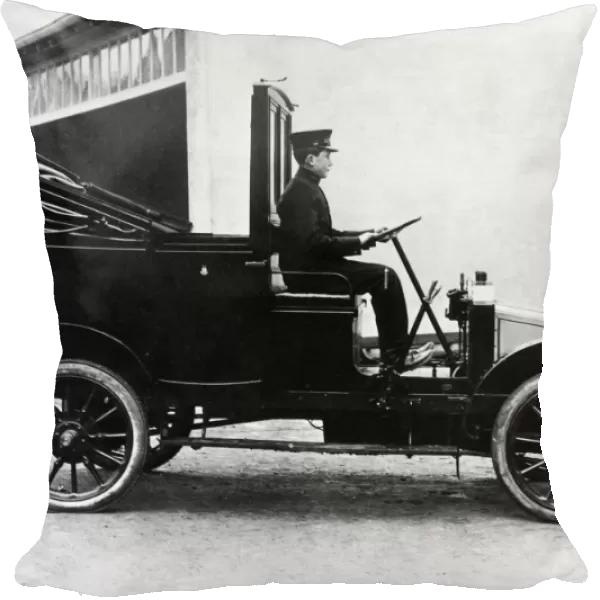 TAXI, 1906. A French Renault taxi, type AG1, 1906