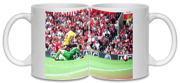 Emmanuel Adebayor shoots past Manchester United goalkeeper Tomaz Kuszczak to score the Arsenal goal