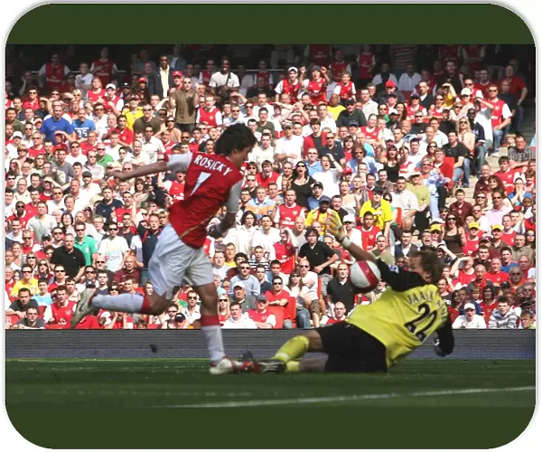 Tomas Rosicky shoots past Jussi Jskelainen to score the 1st Arsenal goal