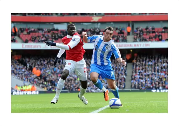 Emmanuel Eboue (Arsenal) Gary Roberts (Huddersfield). Arsenal 2: 1 Huddersfield Town