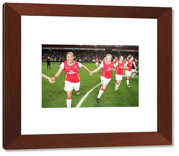 Alex Scott and Gemma Davison (Arsenal) celebrate after the match