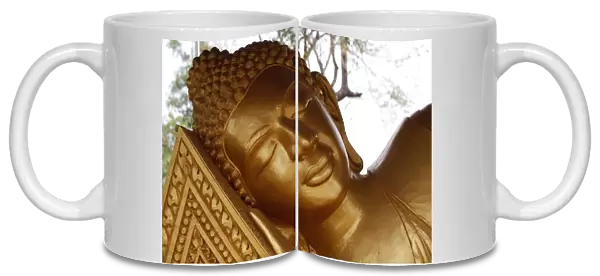 Reclining Buddha statue in Wat Kraom