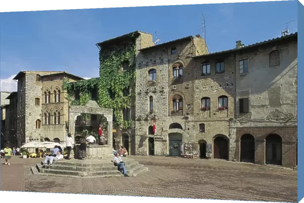 Italy, Tuscany Region, San Gimignano, Piazza della Cisterna