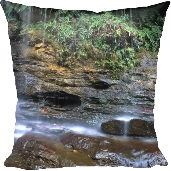 Weeping rock waterfall on Wentworth Creek (long exposure)