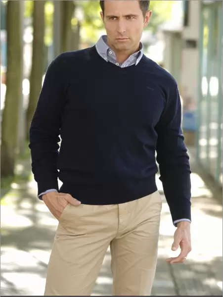 Man wearing casual clothes standing in an avenue