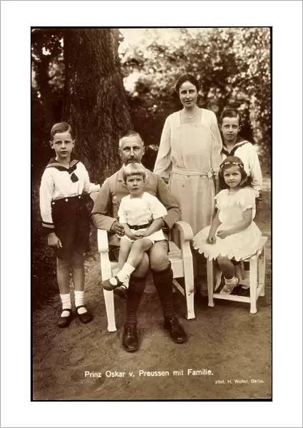 Ak Prince Oskar of Prussia with family, wife, children (b  /  w photo)