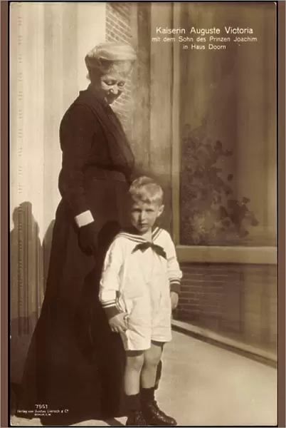 Ak Empress Auguste Victoria with son of Prince Joachim in the house Doorn (b  /  w photo)