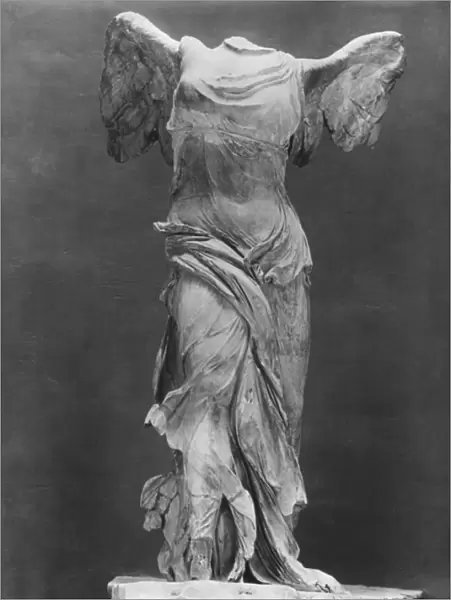 View of the Victory of Samothrace in the Louvre museum, before 1902 (see also 326607-608