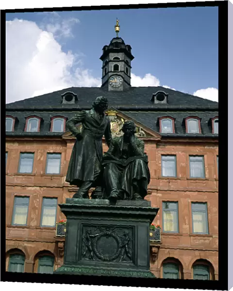 View of the New Town Hall and the Grimm Brothers monument (photo)