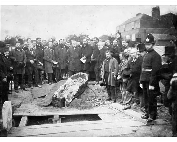 Exhumation of the body of Ugo Foscolo in the cemetery of Chiswick in 1871 - photo atelier