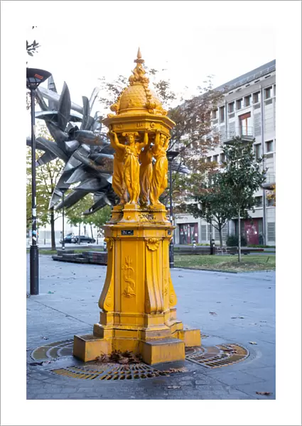 Wallace Fountain, yellow colour, by C. A. Lebourg, 2018 (photograph)