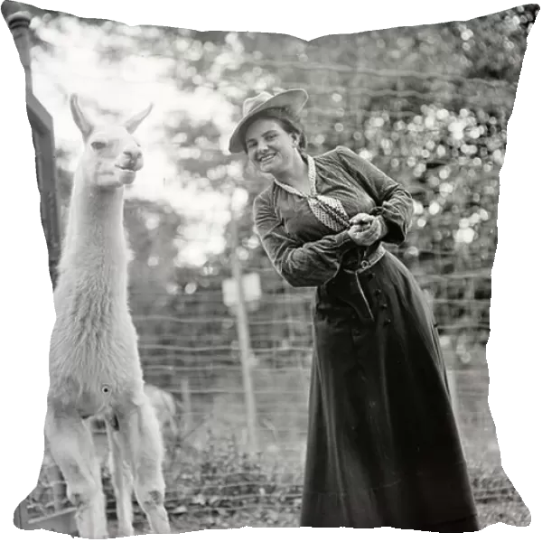 Harriet Chalmers Adams at the zoo, 1912 (b / w photo)