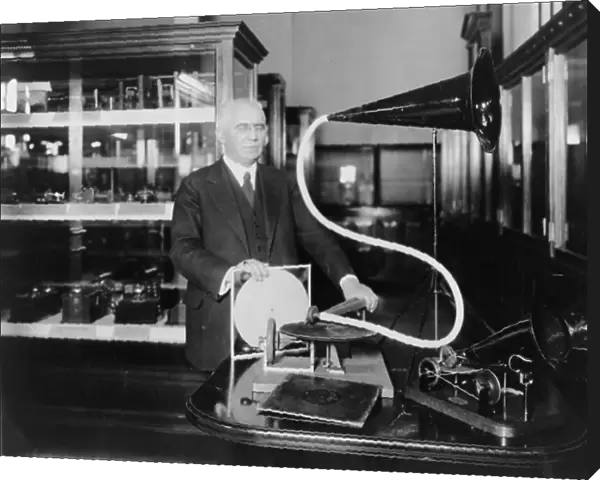 Emile Berliner, 1910-1929 (b / w photo) with the model of the first gramophone machine which he invented