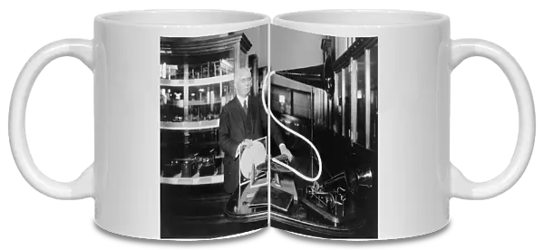 Emile Berliner, 1910-1929 (b / w photo) with the model of the first gramophone machine which he invented