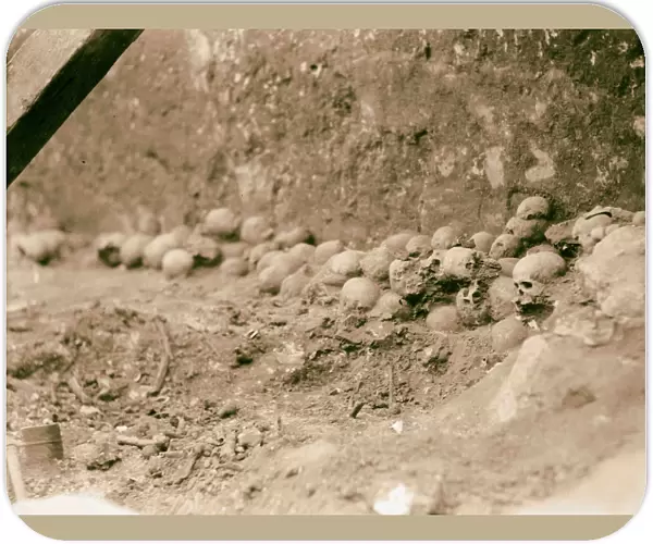 Tel Deweir Lachish Closer view skulls tomb 120