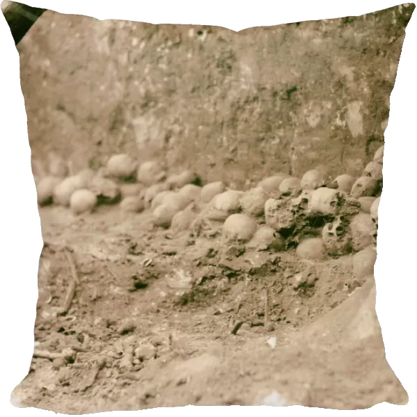 Tel Deweir Lachish Closer view skulls tomb 120