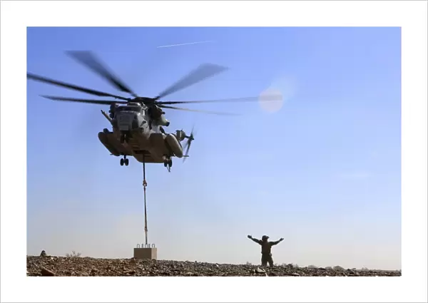 A CH-53E Super Stallion conducts a 20, 000 pound lift