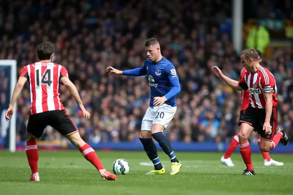 Everton's Ross Barkley Faces Off Against Sunderland's Jordi Gomez and Lee Cattermole during Barclays Premier League Clash