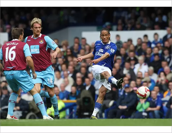 Steven Pienaar's Shot at Glory: Everton vs West Ham United, Barclays Premier League (16 / 5 / 09)