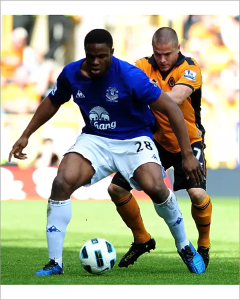 Battle for the Ball: Kightly vs Anichebe - Everton vs Wolverhampton Wanderers in the Premier League (09 April 2011)