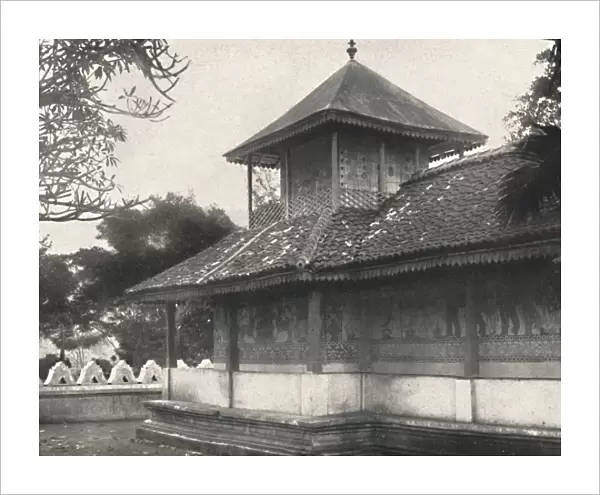 Dewale (s. Tafel 58) bei der Dagoba des Heiligen Zahnes in Kandy, 1926