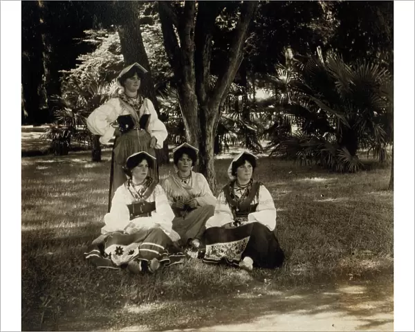 Italian women, between 1905 and 1915. Creator: Sergey Mikhaylovich Prokudin-Gorsky