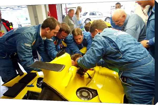 Formula One World Championship: The marshals practice a driver extraction from a Jordan EJ12