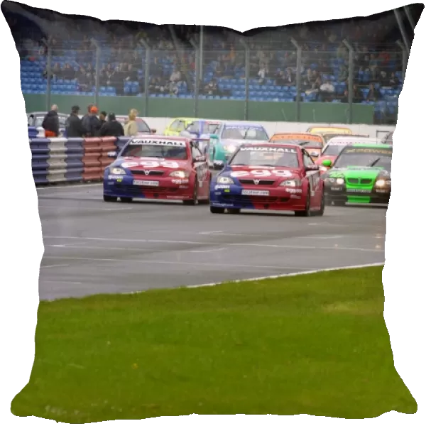 Silverstone, England. 1st-3rd June 2002: Head lights on, the BTC Sprint race field start in wet conditions