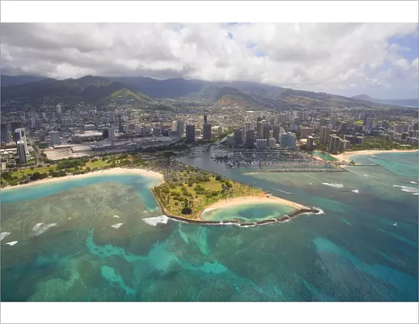 USA, Hawaii, Oahu, Ala Wai Yacht Basin and Ala Moana Beach Park; Honolulu, Aerial view of Magic Island
