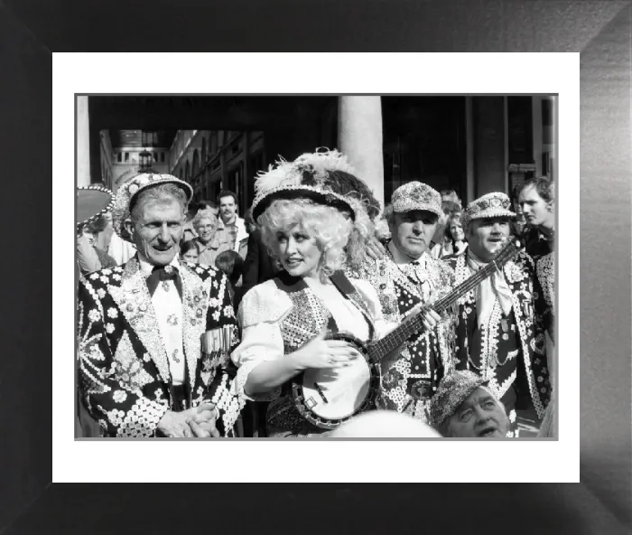 Framed Print : Dolly Parton with Pearly Kings and Queens Print, March 1983 Framed Print : Dolly Parton with Pearly Kings and Queens Print, March 1983