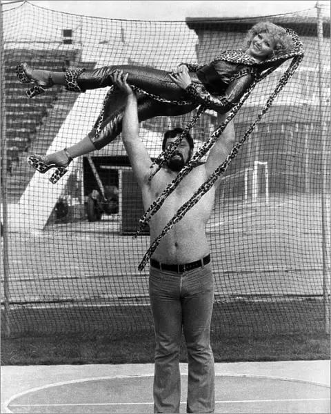 Geoff Capes all 6 4'and 22 stone lifts up Bobbie. September 1973 P035516