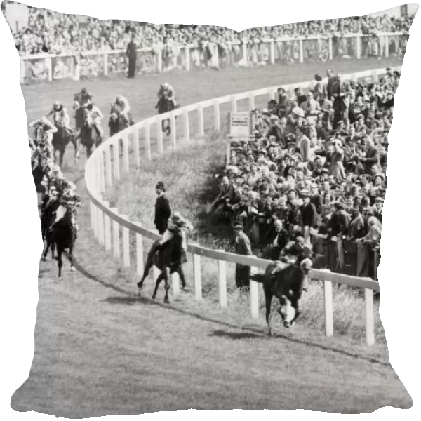 Epsom Derby 1953. Gordon Richards in second place during the race