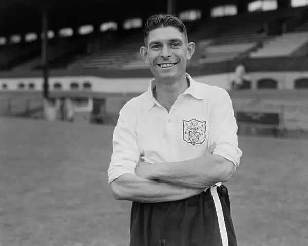 Football Jeff Taylor Captain Fulham FC circa 1950 025295  /  8