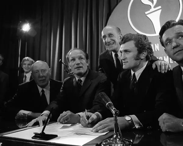 Henry Cooper and Joe Bugner sign to meet for the British Heavyweight crown on March 16th