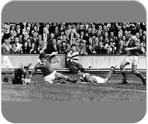 Gerald Davies goes over for a try, Wales grand slam year 25 3 1971. Wales -v- France