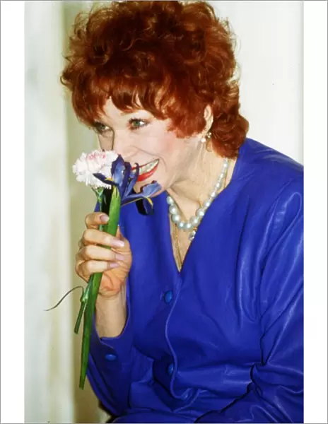 Shirley Maclaine Actress sniffing a flower dbase msi A©Mirrorpix