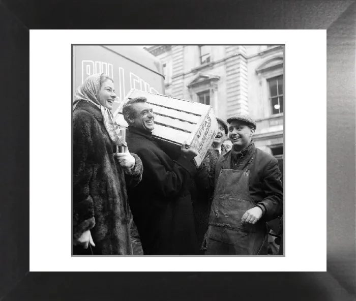 Framed Print : Ingrid Bergman and Cary Grant in Covent Garden Print, 1957