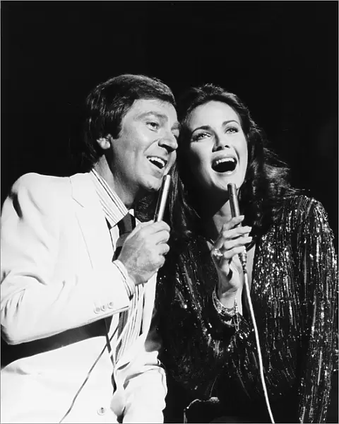 Des O Connor TV Presenter Comedian in singing duet with Lynda Carter on his BBC show