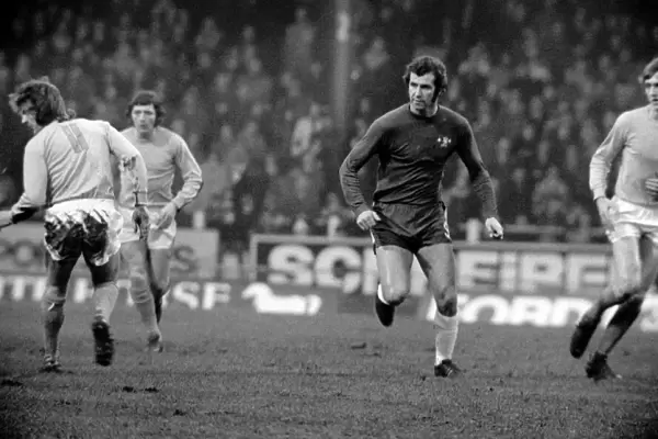 Chelsea v Huddersfield 1971  /  72 Season. Chelsea striker Peter Osgood seen here in action
