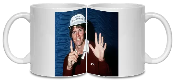 Paul Azinger golfer holding up six fingers July 1987