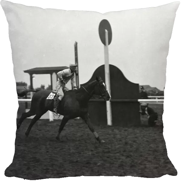Master Robert ridden by Bob Trudgill and trained by Aubrey Hastings