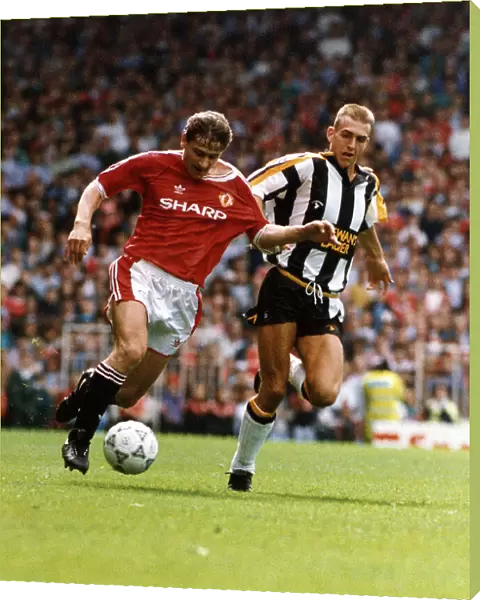 Andrei Kanchelskis, Manchester United FC Footballer, in tackle with Mark Draper of Notts