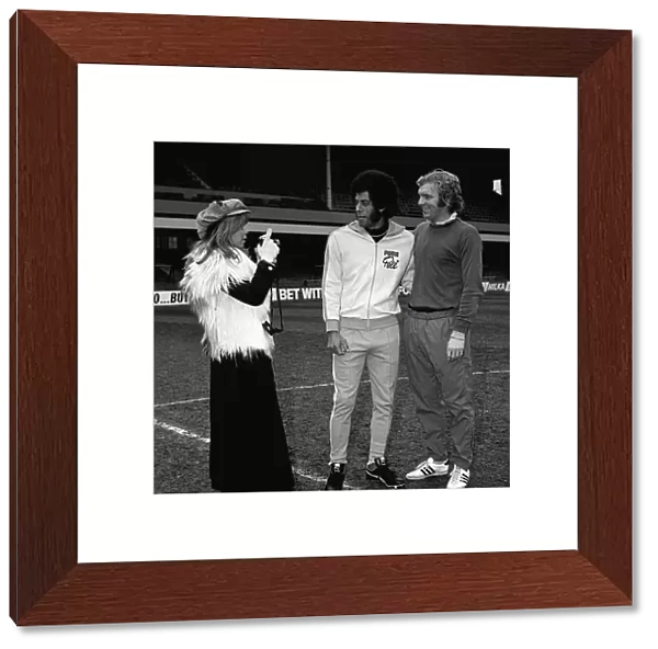Bobby Moore poses for the actress wife of Santos and Brazilian captain Carlos Alberto